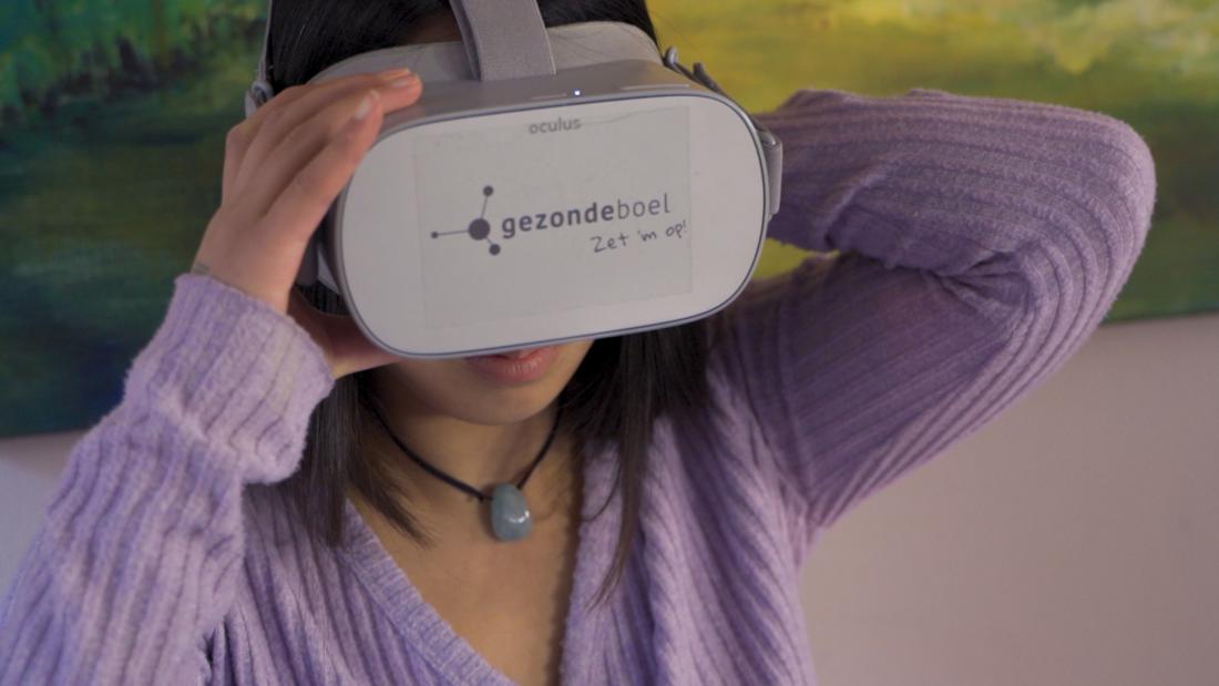 Vrouw doet VR-headset op