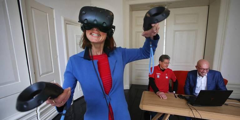 Lachende vrouw met VR-headset en controllers