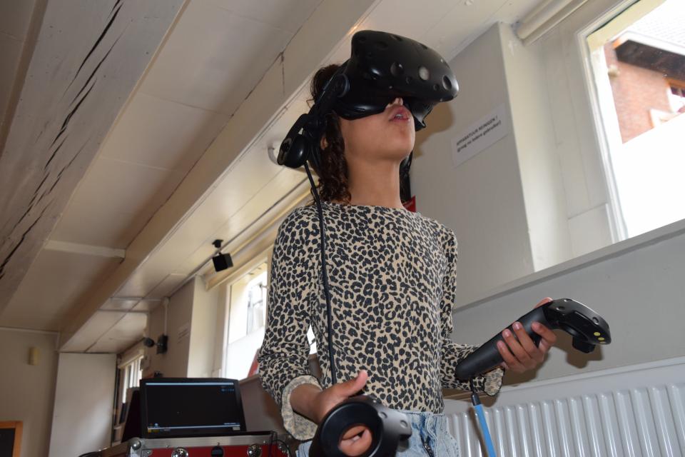 Meisje met VR-headset op